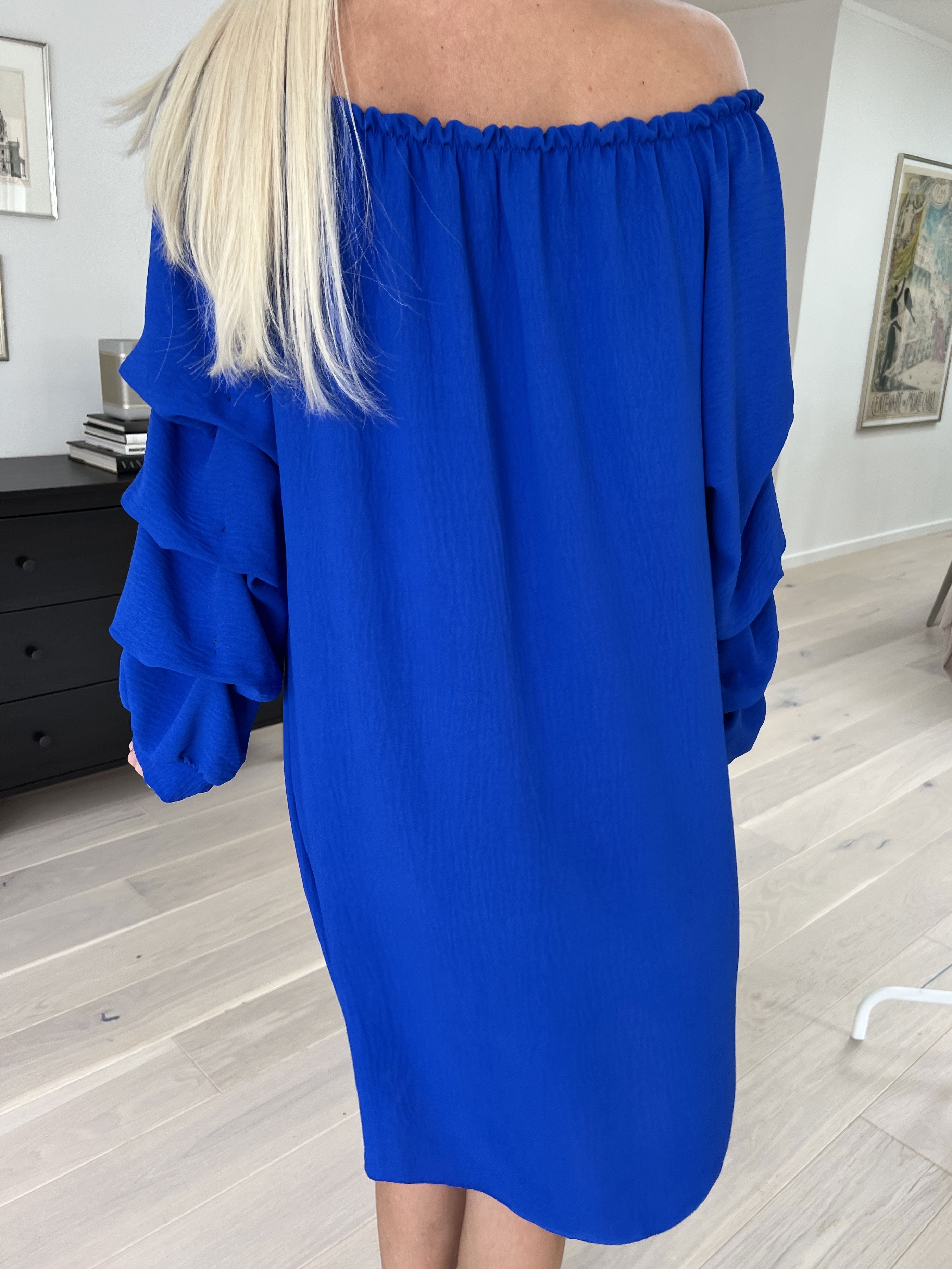 Joanna - Söt viskosklänning med rynkade ärmar